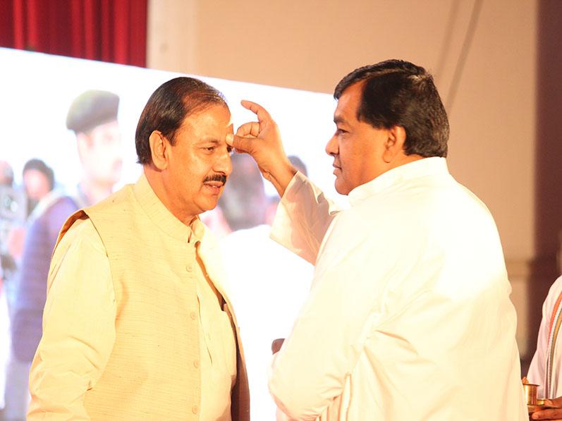 Shri Ajay Prakash Shrivastava honouring Dr. Mahesh Sharma, State Minister
(Independent Charge) of Culture and Tourism, Government of India with tilak
